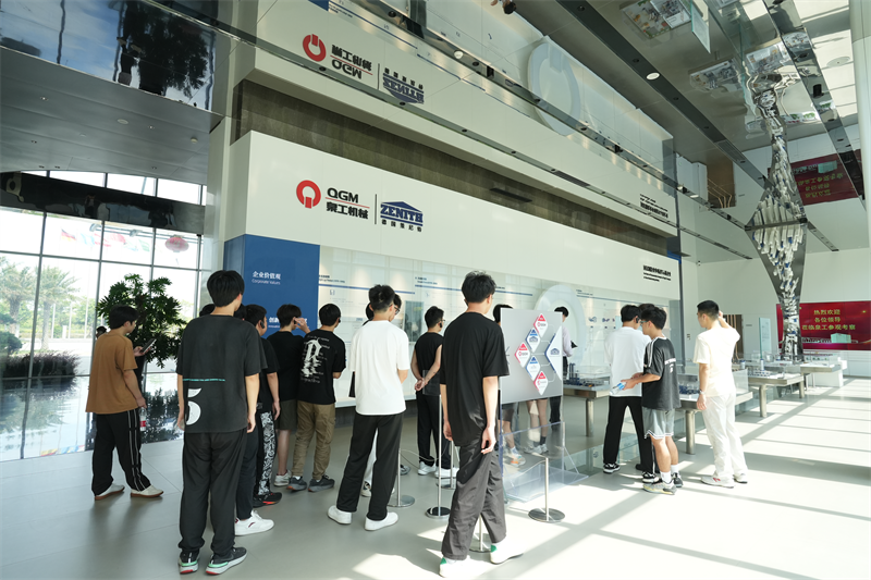 Liming 직업 대학은 직업 개발 프로그램을 위해 Fujian Quangong Machinery Co.,Ltd를 방문했습니다.