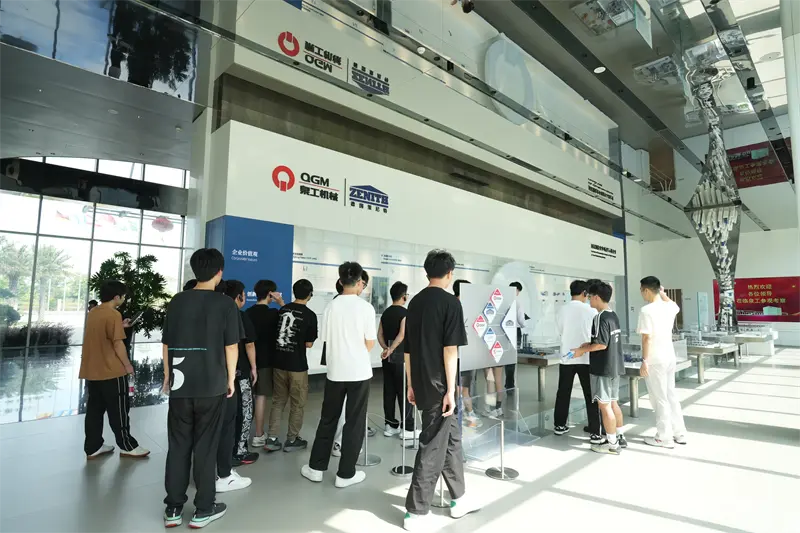 Liming 직업 대학은 직업 개발 프로그램을 위해 Fujian Quangong Machinery Co.,Ltd를 방문했습니다.