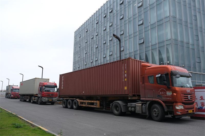 QGM 벽돌 제조 기계를 중동에 출하하여 지역 건설의 새로운 도약을 돕습니다.