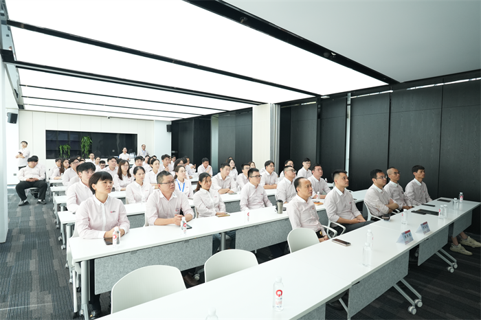 QGM: 열병식을 함께 관람하고 발전을 위해 힘을 모으다