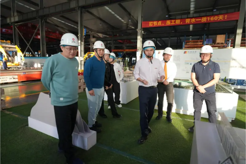 난안귀국유학생회가 Quangong Machinery Co., Ltd.를 방문하여 연구를 진행했습니다.