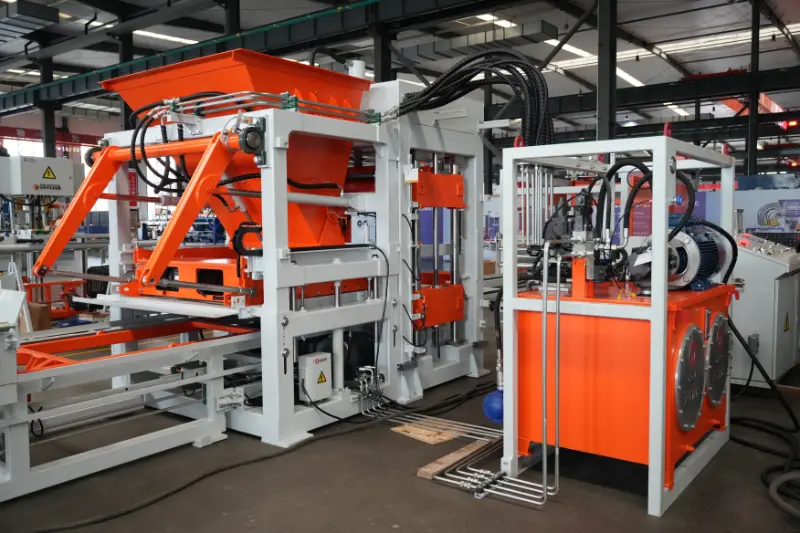 스마트하고 효율적이며 품질과 생산성 향상: Quangong Machinery Co., Ltd.의 새로운 QT10 벽돌 제조 생산 라인이 주목을 받고 있습니다.